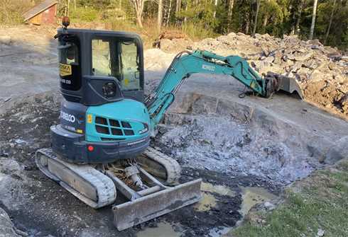 Blå bandburen grävmaskin Kobelco SK35SR-5 stulen i Tullinge söder om Stockholm